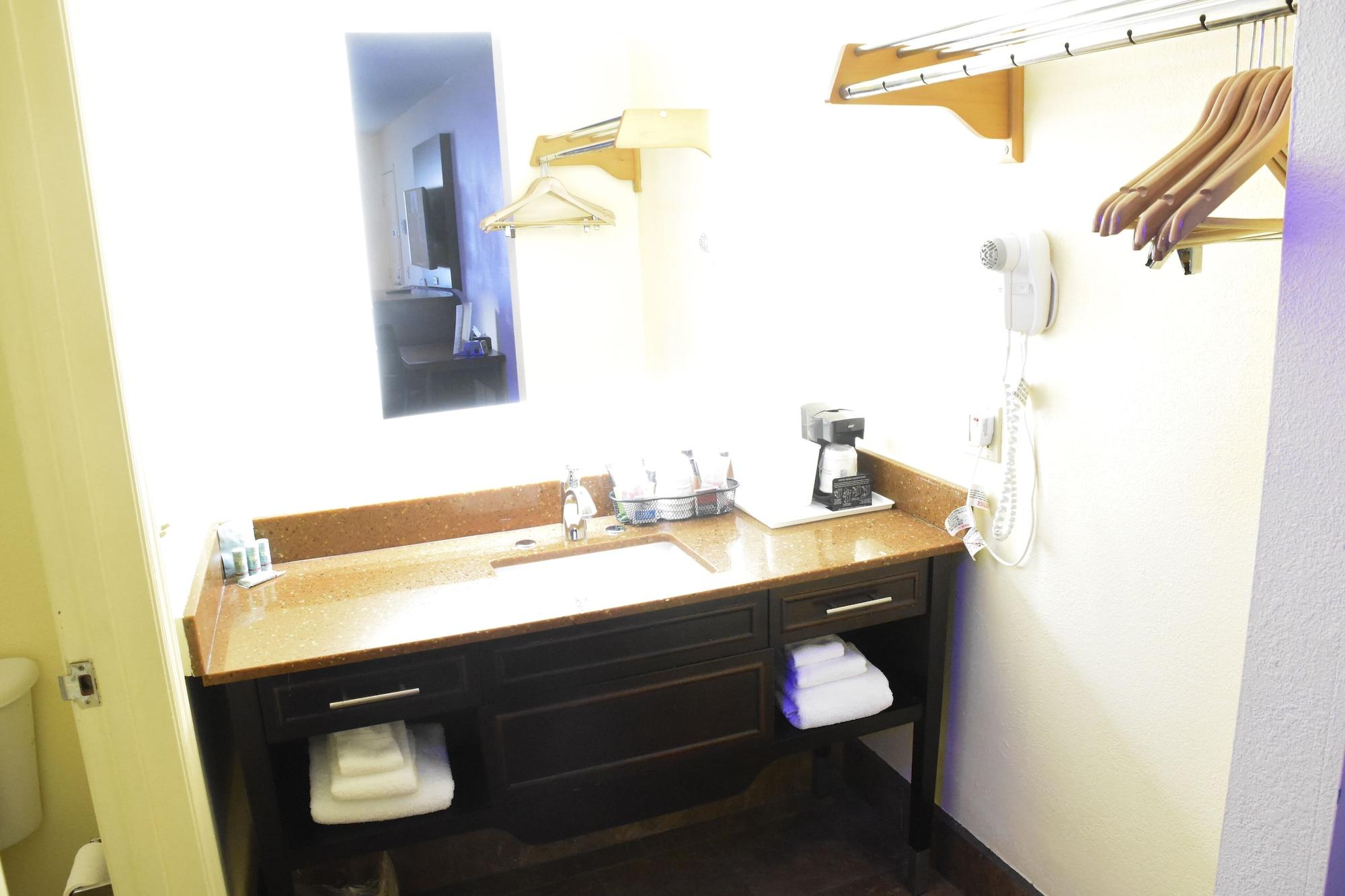 Surestay Hotel By Best Western Мэннинг Экстерьер фото