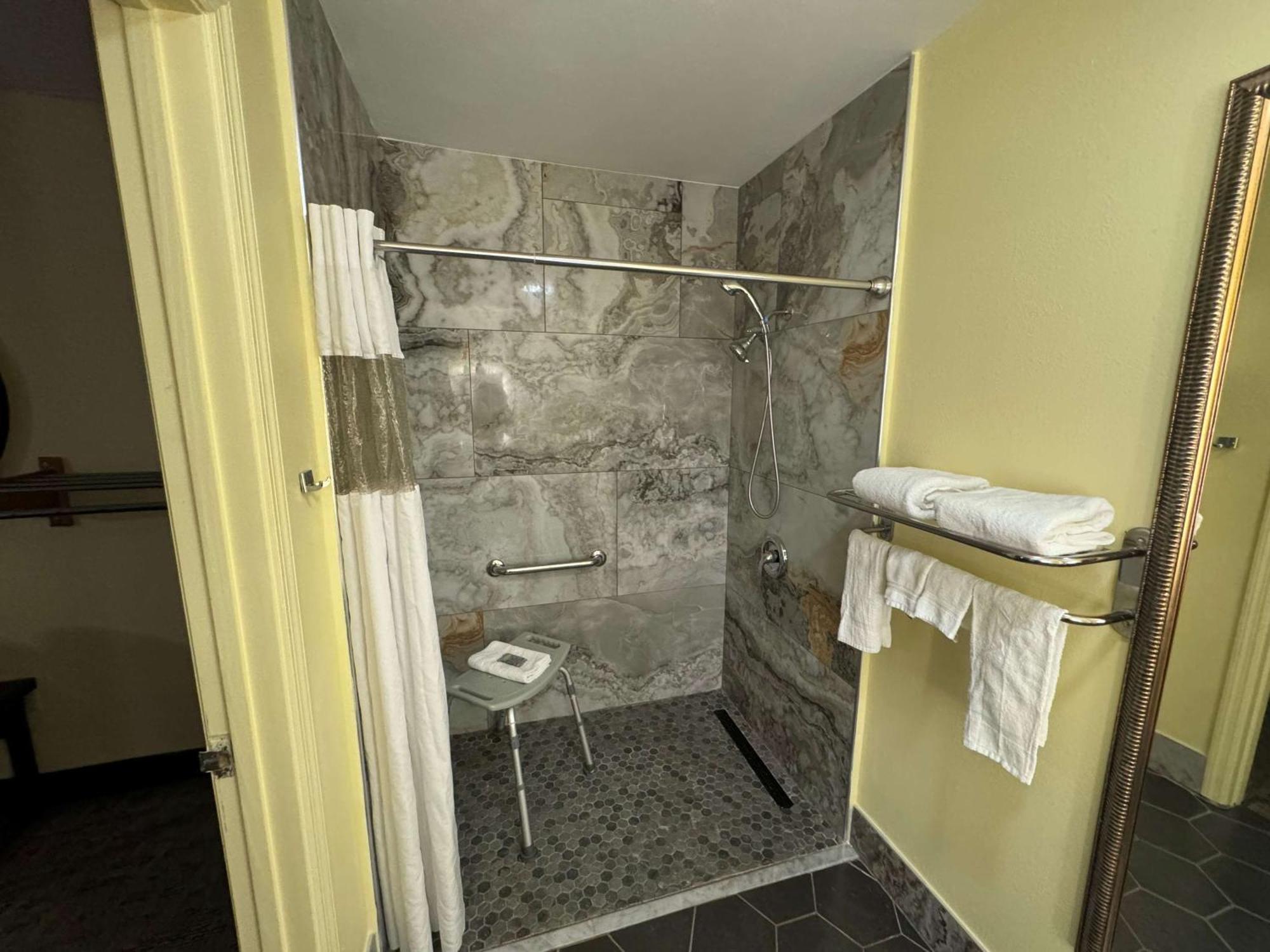 Surestay Hotel By Best Western Мэннинг Экстерьер фото